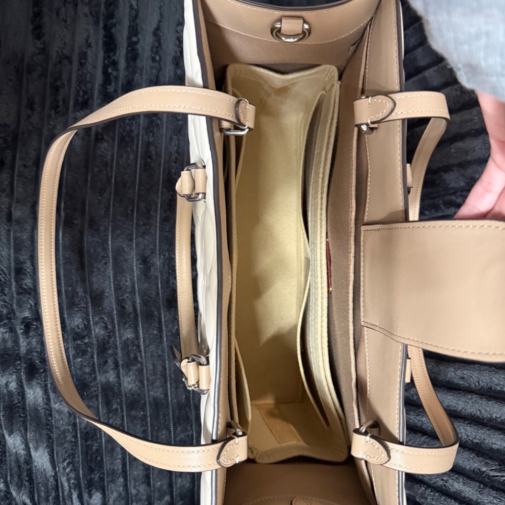 Maggie Tote Bag In Blocked Signature Leather - Picture 10 of 11